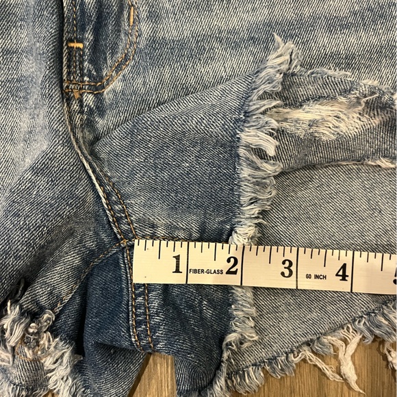 Distressed denim shorts size US 6 - Picture 4 of 8